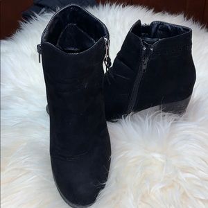 Side zip ankle boots